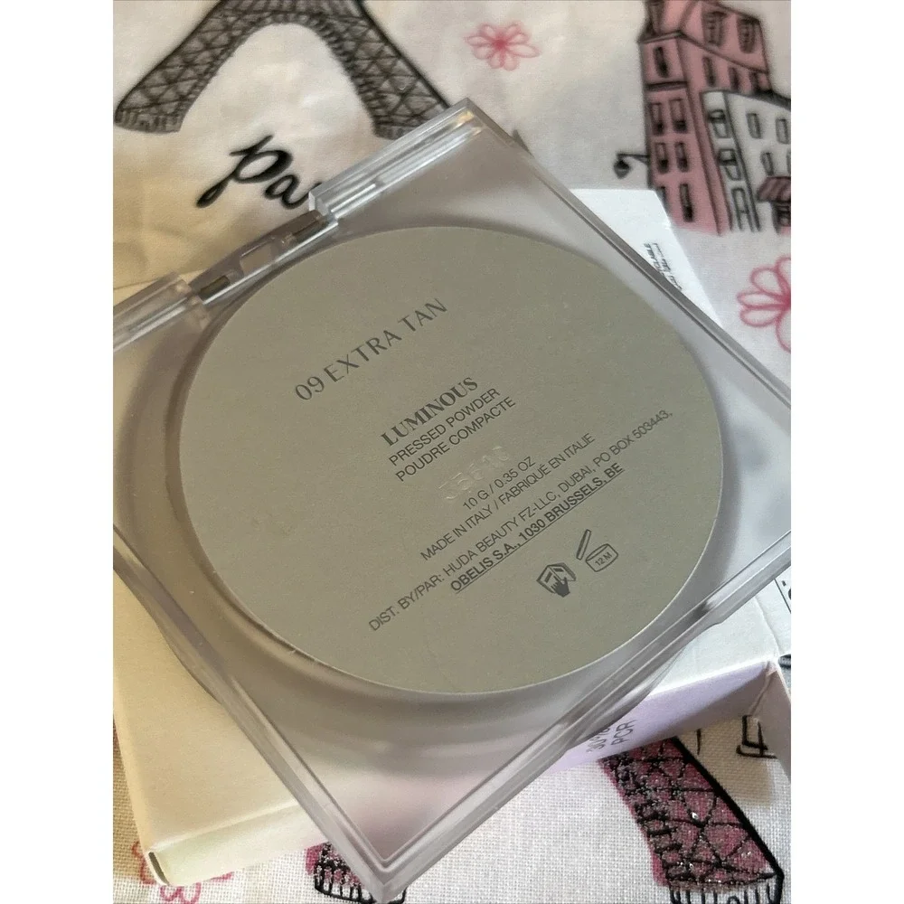 GloWish by Huda Beauty Lightweight Blurring‎ Pressed Powder 09 Extra Tan